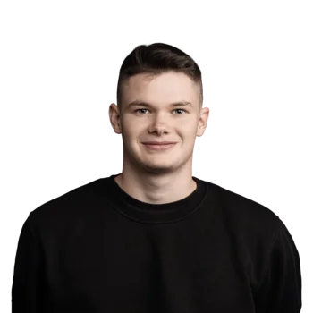 Matthias Ulpmer | Senior Web Developer Junger Mann mit kurzem braunem Haar und schwarzem Pullover lächelt