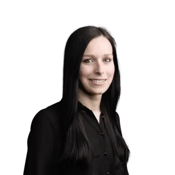 Laura Puntaier | Senior Search Engine Advertiser Porträt einer lächelnden jungen Frau mit langen schwarzen Haaren