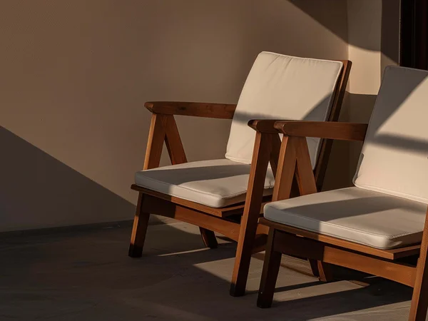 Hotelberatung: Experten für die Hospitalitybranche Zwei Holzstühle mit weißen Polstern in angenehm gedämpftem Licht