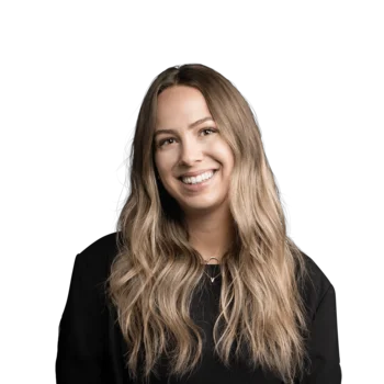 Valeria Molling | Customer Success Manager Frau mit langen blonden Haaren und schwarzem Oberteil lächelt freundlich