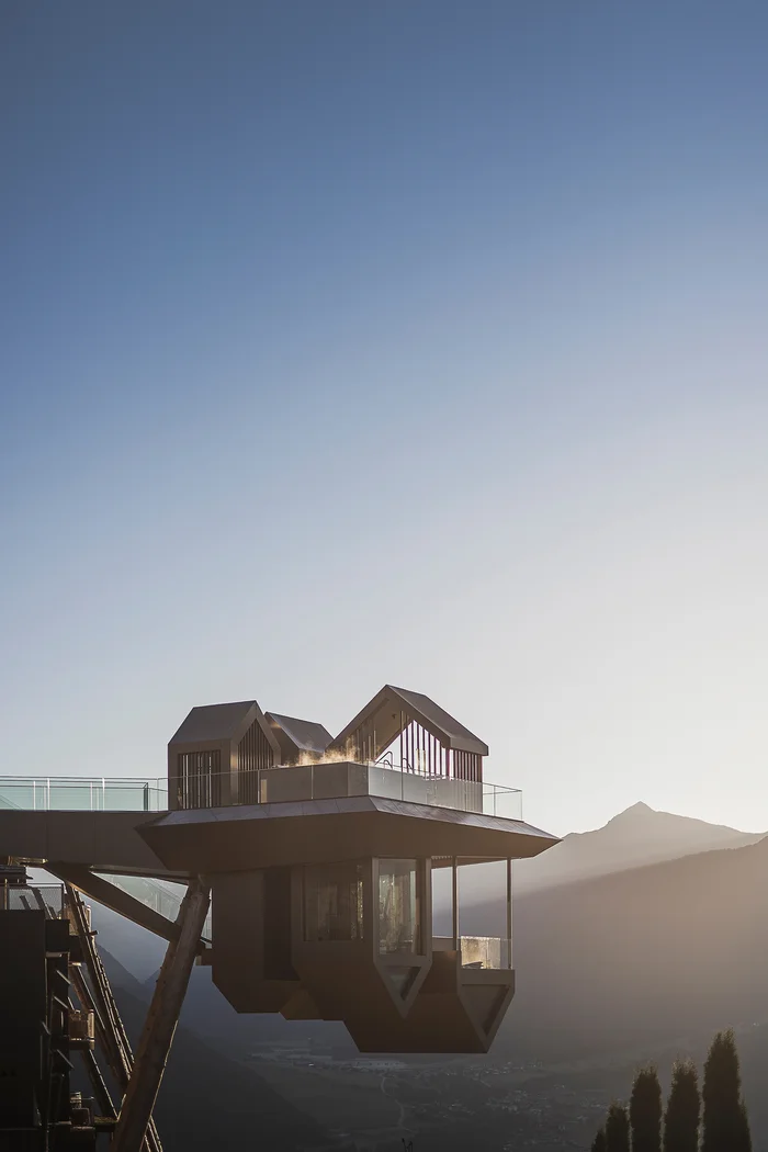 Brandnamic: Hotellösungen von Hospitality-Experten Moderne Aussichtsplattform über dem Tal bei Sonnenuntergang