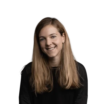 Sandra Prantner | Senior Visual Communication Designer Portrait einer lächelnden jungen Frau mit langen blonden Haaren und schwarzen Pullover