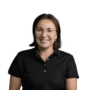 Zaneta Kurtovic | Campus Support Frau mit kurzen braunen Haaren, Brille und schwarzem Poloshirt, lächelnd