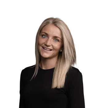 Carolin Reifer | Media Planner Porträt einer lächelnden blonden Frau mit langem Haar und schwarzem Oberteil