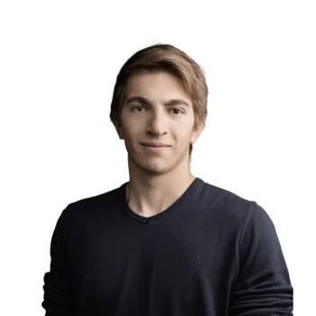 Rafael Steiner | Senior Web Developer Porträt eines jungen Mannes in dunklem Pullover vor weißem Hintergrund