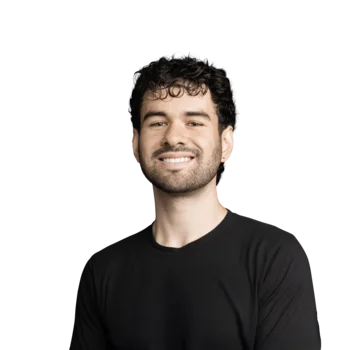 Bruno Spano Siani | Product Manager Junger Mann mit lockigem Haar und schwarzem Shirt lächelt freundlich