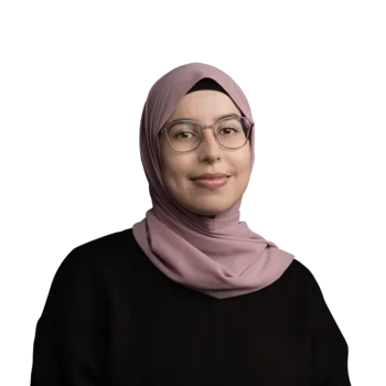 Fatima El Maachi | Junior Web Developer Frau mit rosa Kopftuch und Brille, lächelnd, vor weißem Hintergrund